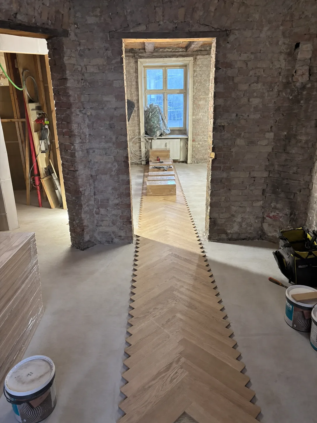 Igangværende husrenovering med nyt sildebensparket